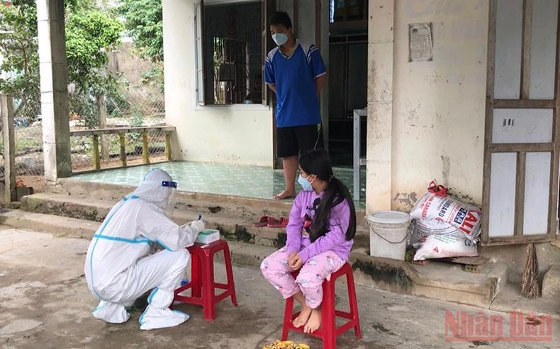 Đội phản ứng nhanh “ba tại chỗ” trong điểm nóng Covid-19 -0