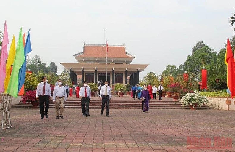 Viếng các khu tưởng niệm, lưu niệm và di tích tỉnh Vĩnh Long -0