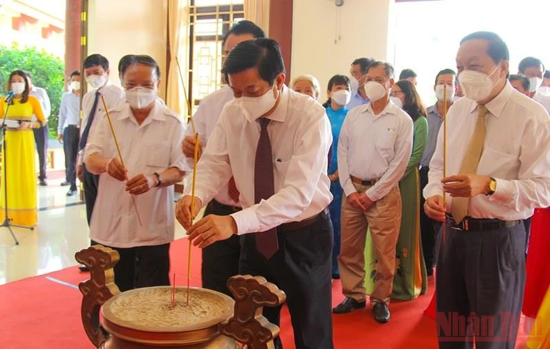 Viếng các khu tưởng niệm, lưu niệm và di tích tỉnh Vĩnh Long -0