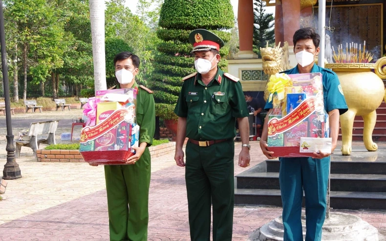Quân khu 9 tặng hơn 2 tỷ đồng cho “Quỹ vì người nghèo” huyện Mỹ Tú, tỉnh Sóc Trăng -0