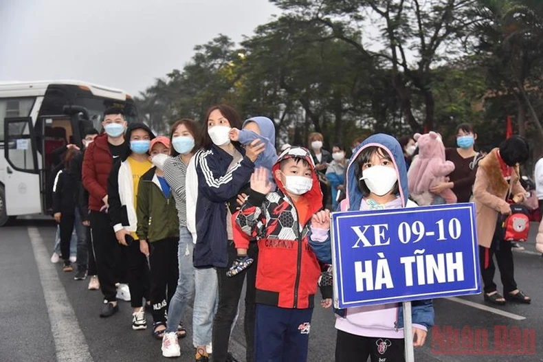Đưa công nhân về quê ăn Tết -0