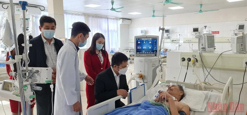 Hội nhà báo tỉnh Quảng Ninh tặng quà cho các thầy thuốc và bệnh nhân trong dịp Tết -0