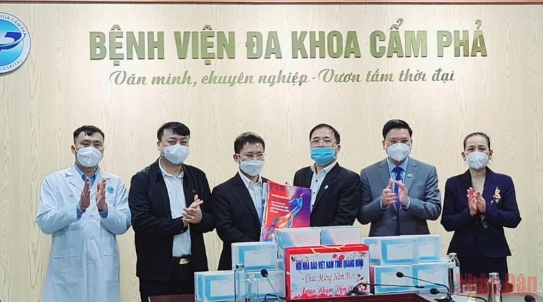 Hội nhà báo tỉnh Quảng Ninh tặng quà cho các thầy thuốc và bệnh nhân trong dịp Tết -0