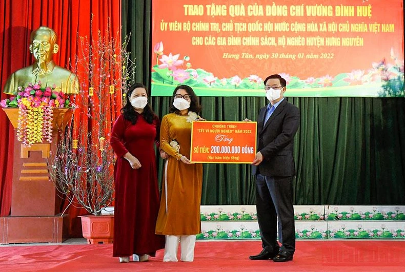 Chủ tịch Quốc hội Vương Đình Huệ tặng quà Tết người nghèo tại Nghệ An -0