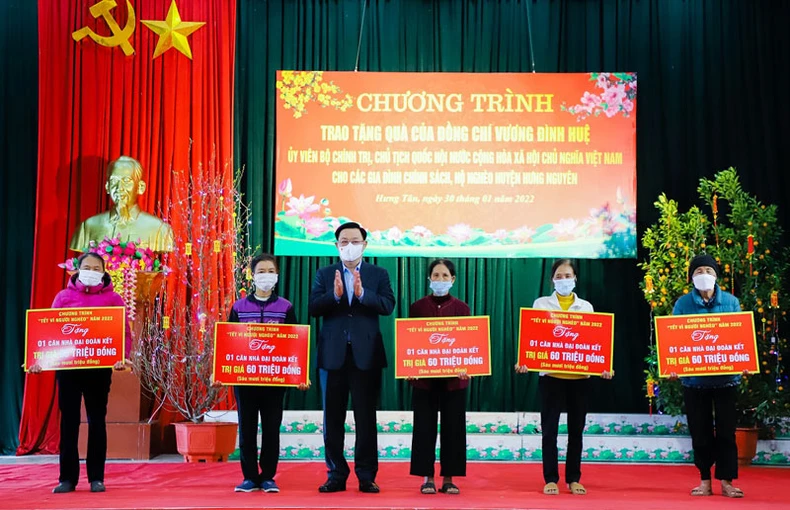 Chủ tịch Quốc hội Vương Đình Huệ tặng quà Tết tại Nghệ An -0