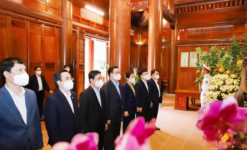 Chủ tịch Quốc hội dâng hương tưởng niệm Chủ tịch Hồ Chí Minh tại Nghệ An -0