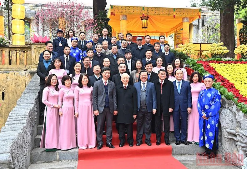 Tổng Bí thư Nguyễn Phú Trọng dâng hương tại Khu Di sản Hoàng thành Thăng Long -0