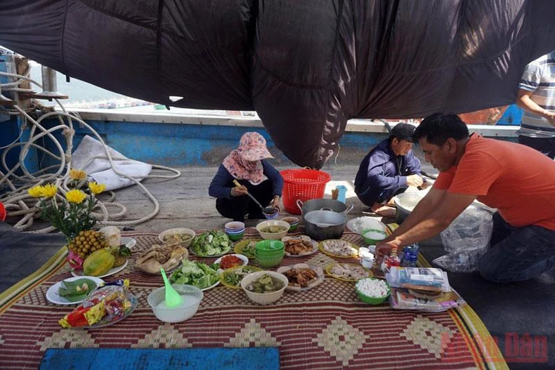 Hàng trăm tàu cá ngư dân miền trung tất bật vươn khơi -0