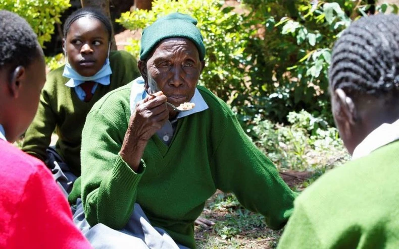 Trở lại trường ở tuổi 98, cụ bà Kenya nêu gương sáng hiếu học -0