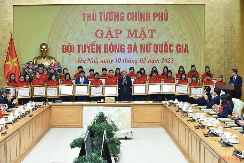 Thủ tướng Chính phủ gặp mặt Đội tuyển bóng đá nữ quốc gia -0