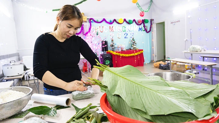 Về xưởng may ăn Tết -0