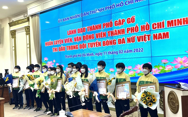 Lãnh đạo Thành phố Hồ Chí Minh gặp gỡ các thành viên trong đội bóng nữ Việt Nam -0