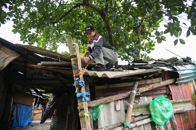 Dân ngụ cư ven sông Hồng chống rét -0