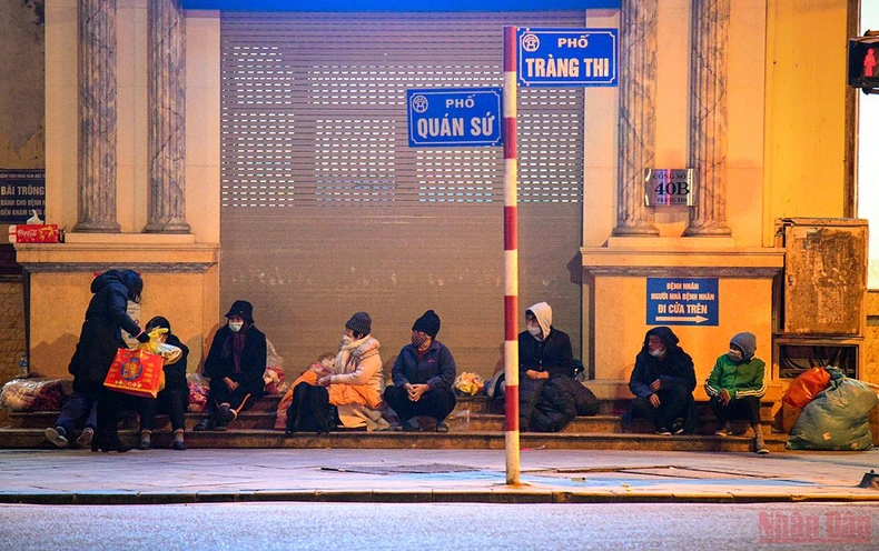 Hà Nội: Người lao động và người vô gia cư căng mình chống chọi với giá rét -0