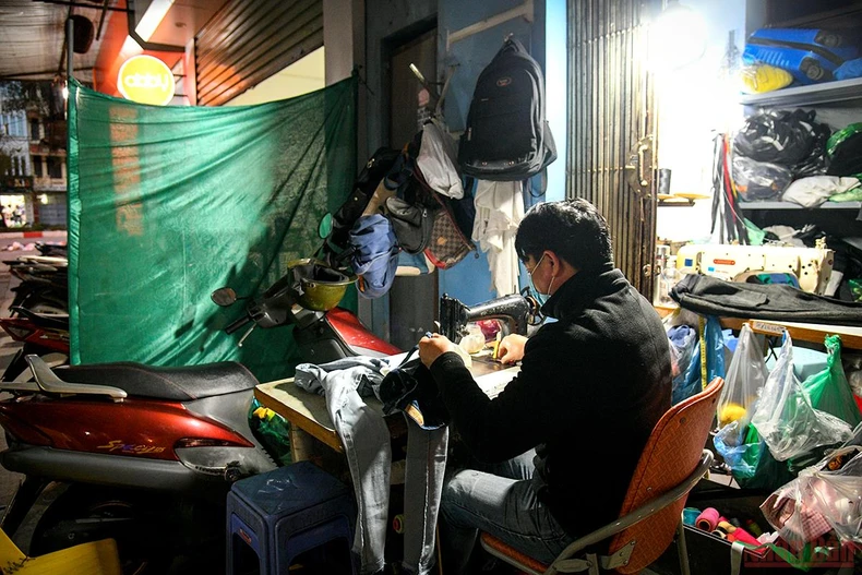 Hà Nội: Người lao động và người vô gia cư căng mình chống chọi với giá rét -0