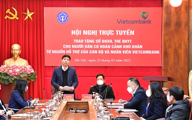 Vietcombank và BHXH Việt Nam tổ chức Hội nghị trực tuyến trao tặng sổ BHXH, thẻ BHYT cho người dân có hoàn cảnh khó khăn từ nguồn hỗ trợ của cán bộ và nhân viên Vietcombank -0