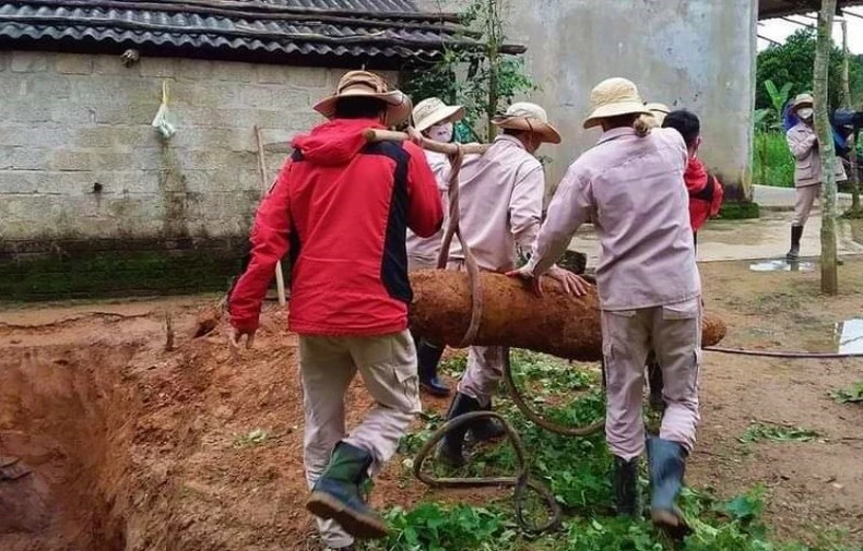 Phát hiện quả bom 230kg trong vườn nhà dân tại Quảng Bình -0