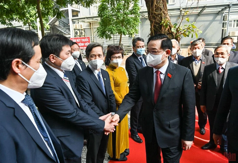 Chủ tịch Quốc hội Vương Đình Huệ thăm, chúc mừng các bác sĩ, nhân viên y tế -0