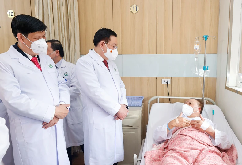 Chủ tịch Quốc hội Vương Đình Huệ thăm, chúc mừng các bác sĩ, nhân viên y tế -0