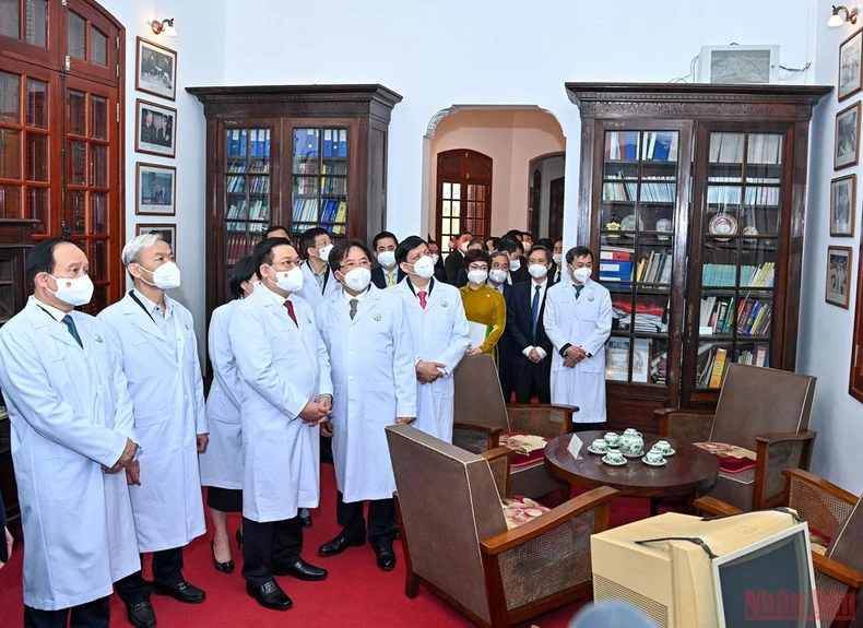 Chủ tịch Quốc hội Vương Đình Huệ thăm, chúc mừng các bác sĩ, nhân viên y tế -0