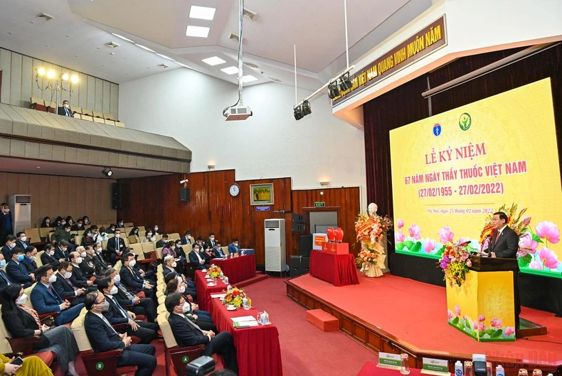 Chủ tịch Quốc hội Vương Đình Huệ thăm, chúc mừng các bác sĩ, nhân viên y tế -0