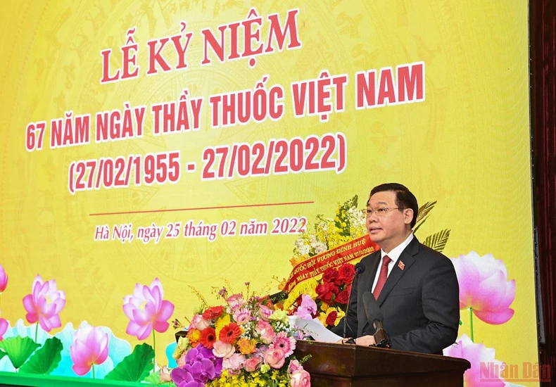Chủ tịch Quốc hội Vương Đình Huệ thăm, chúc mừng các bác sĩ, nhân viên y tế -0