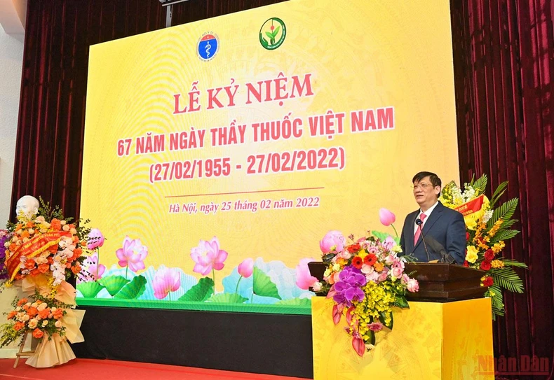 Chủ tịch Quốc hội Vương Đình Huệ thăm, chúc mừng các bác sĩ, nhân viên y tế -0