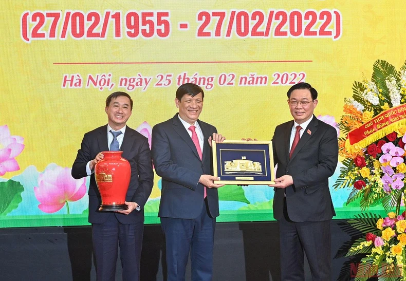 Chủ tịch Quốc hội Vương Đình Huệ thăm, chúc mừng các bác sĩ, nhân viên y tế -0