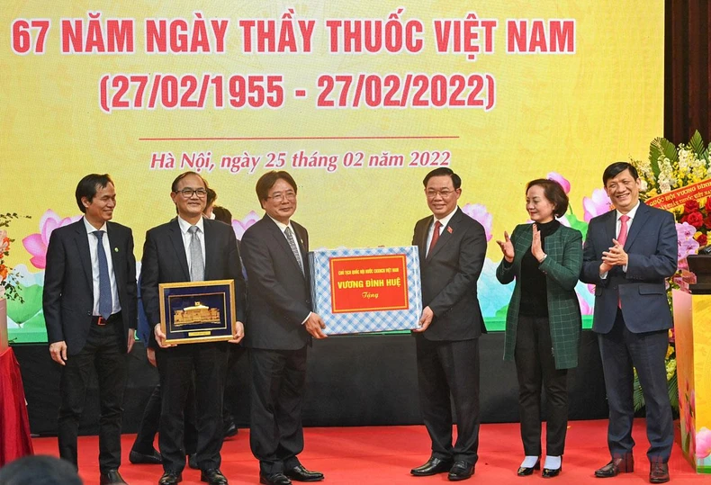 Chủ tịch Quốc hội Vương Đình Huệ thăm, chúc mừng các bác sĩ, nhân viên y tế -0