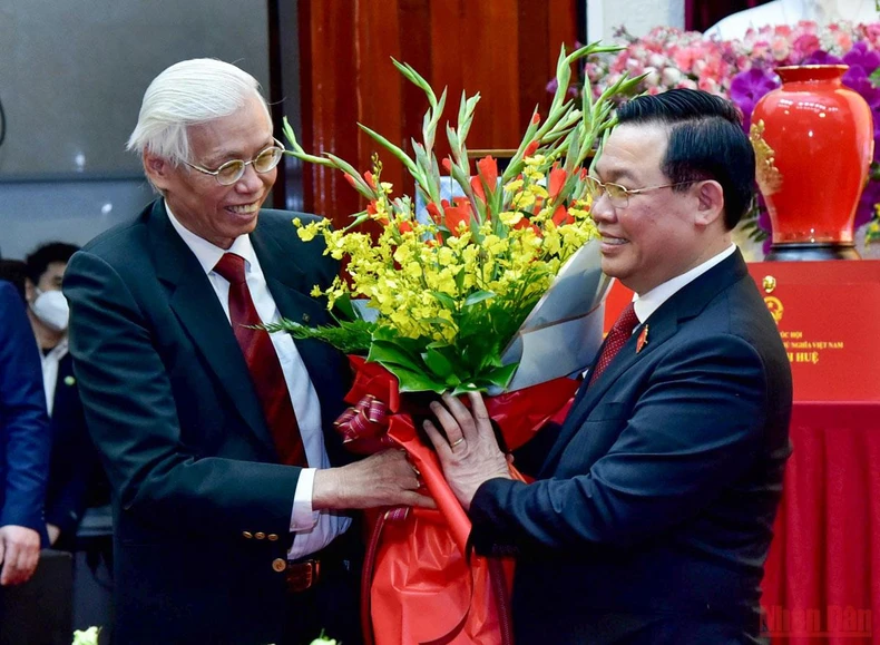 Chủ tịch Quốc hội Vương Đình Huệ thăm, chúc mừng các bác sĩ, nhân viên y tế -0