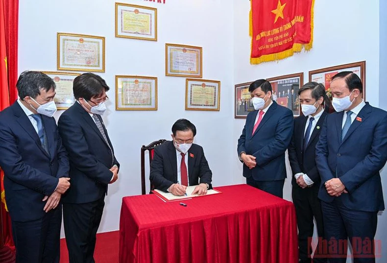Nỗ lực hoàn thành xuất sắc trọng trách chăm sóc, bảo vệ sức khỏe nhân dân -0