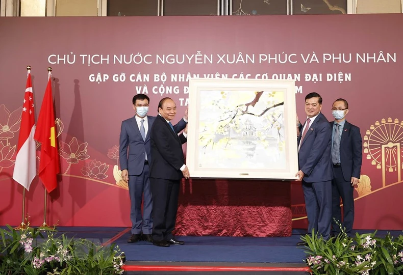 Chủ tịch nước gặp gỡ cán bộ, nhân viên ĐSQ và cộng đồng người Việt Nam -3