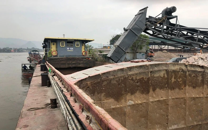 Xử phạt hơn 140 triệu đồng về hành vi khai thác cát, sỏi trái phép -0