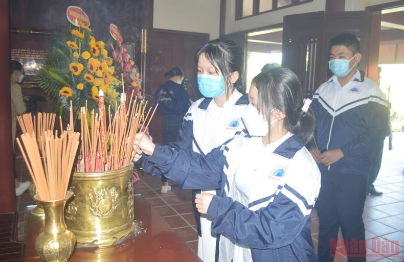 Dâng hương kỷ niệm 116 năm Ngày sinh Thủ tướng Phạm Văn Đồng -0