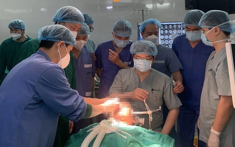 Một cuộc phẫu thuật, giải quyết 2 bệnh lý phức tạp -0
