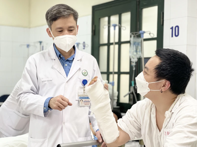 Lần đầu tiên phẫu thuật nội soi tái tạo khớp cổ tay -0