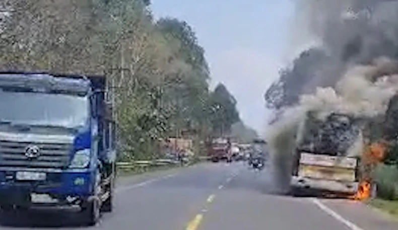 Xe ô-tô bốc cháy dữ dội, 19 người đi đám cưới thoát nạn -0