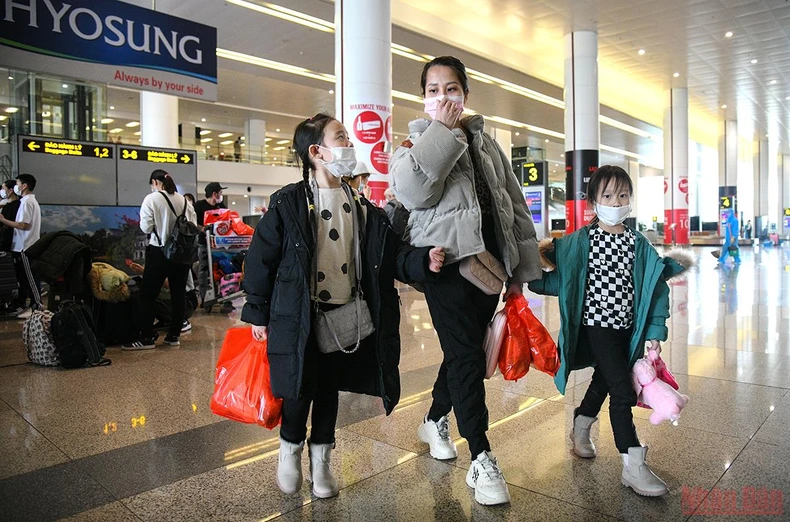 Những công dân Việt Nam tại Ukraine đầu tiên về nước an toàn -0