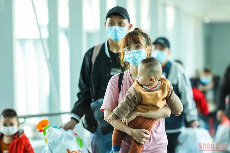 Những công dân Việt Nam tại Ukraine đầu tiên về nước an toàn -0
