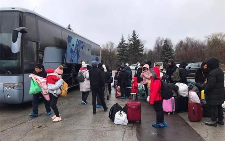 Gần 300 người Việt Nam sơ tán từ Ukraine lên đường về nước -0