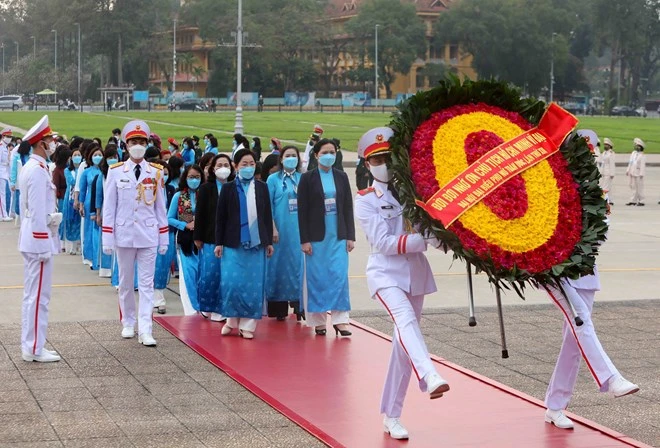 Các đại biểu dự Đại hội đại biểu Phụ nữ toàn quốc lần thứ XIII vào Lăng viếng Chủ tịch Hồ Chí Minh -4