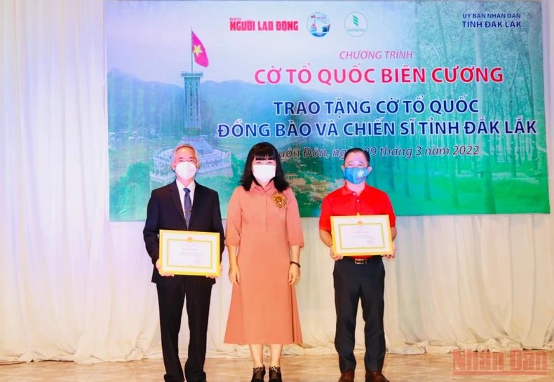 Tặng 10.000 lá cờ Tổ quốc cho đồng bào, chiến sĩ vùng biên giới Đắk Lắk -0