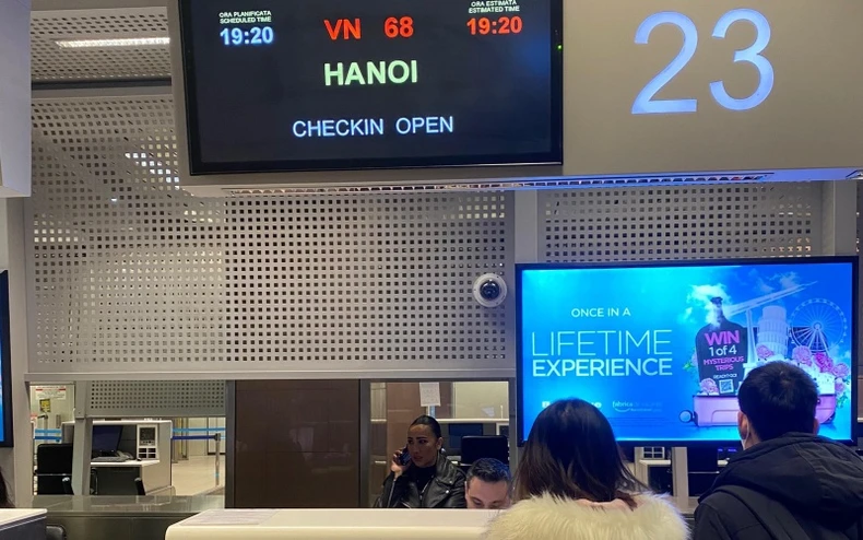 Chuyến bay hồi hương từ Romania đưa gần 300 bà con sơ tán khỏi Ukraine -0