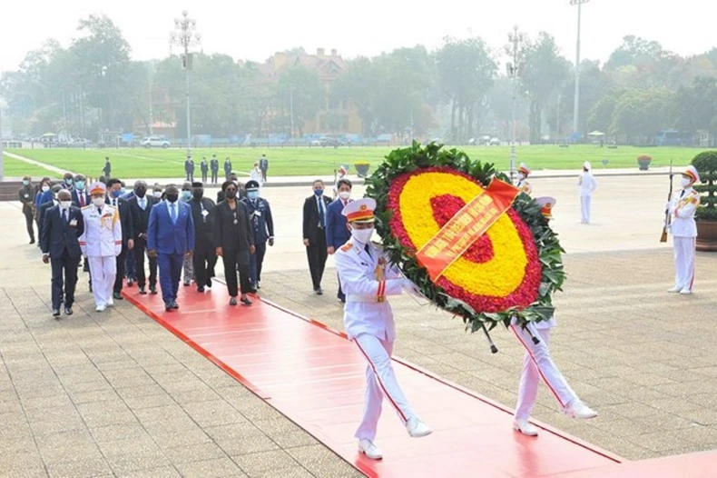 Hình ảnh Tổng thống Sierra Leone vào Lăng viếng Chủ tịch Hồ Chí Minh -0