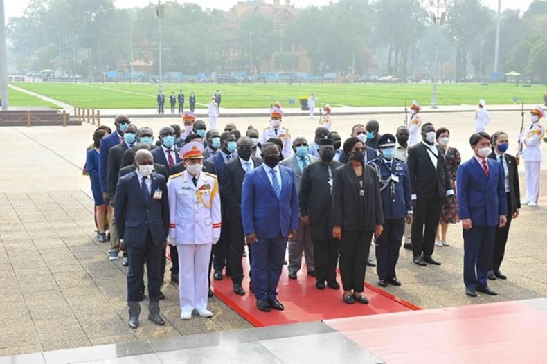 Hình ảnh Tổng thống Sierra Leone vào Lăng viếng Chủ tịch Hồ Chí Minh -0