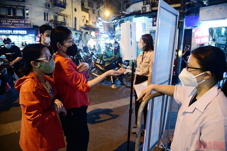 Hà Nội chính thức mở lại phố đi bộ hồ Gươm từ 18/3 -0