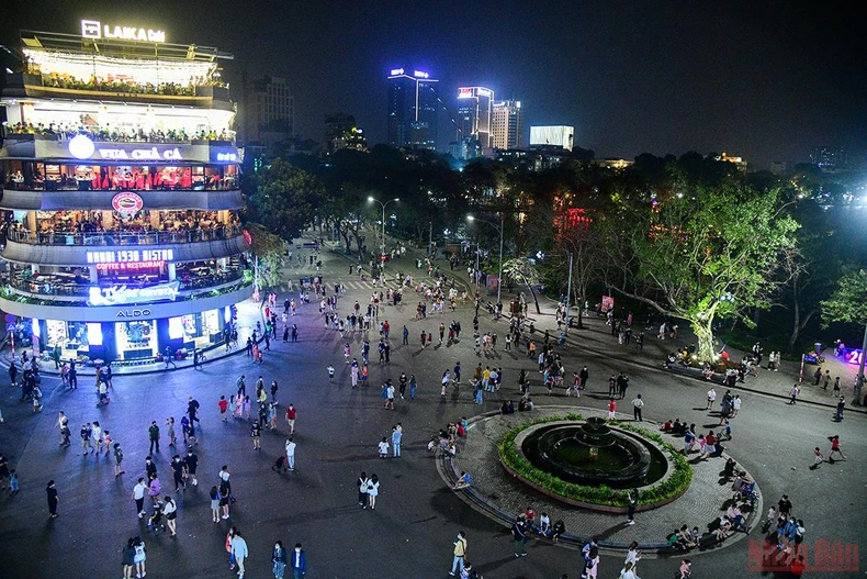 Hà Nội chính thức mở lại phố đi bộ hồ Gươm từ 18/3 -0
