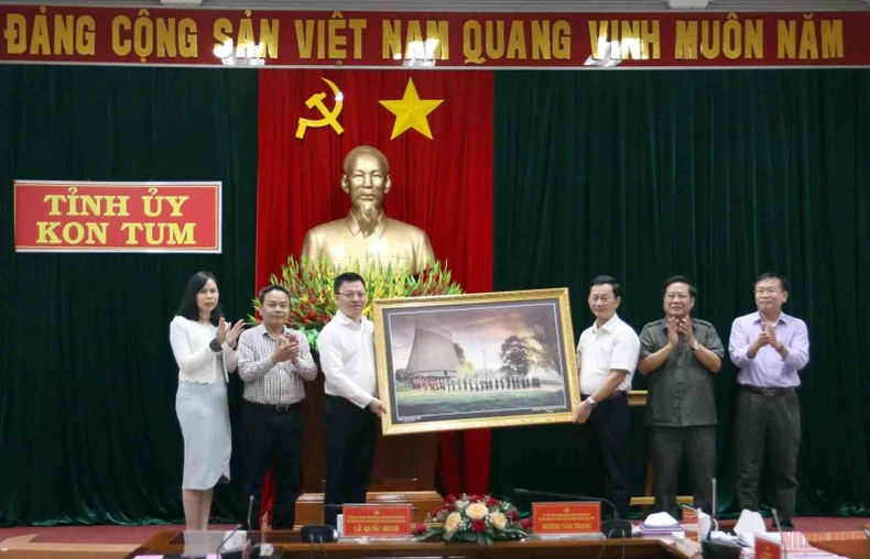 Đoàn công tác Báo Nhân Dân thăm và làm việc tại Kon Tum -0