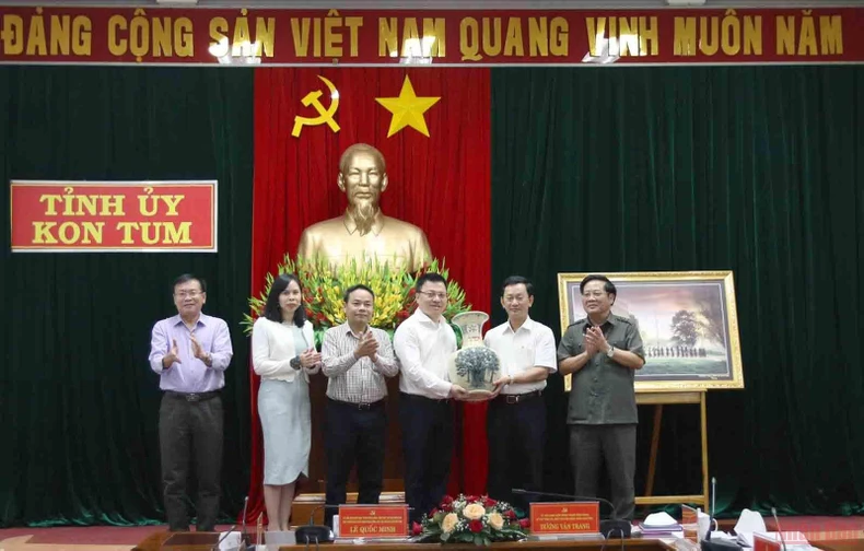 Đoàn công tác Báo Nhân Dân thăm và làm việc tại Kon Tum -0