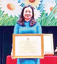 Cán bộ công đoàn tận tụy -0